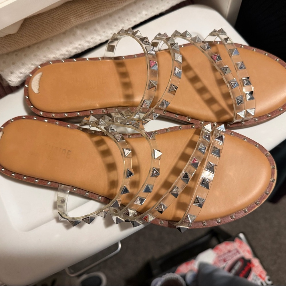 Women’s sandals size 8 1/2. Very comfy.